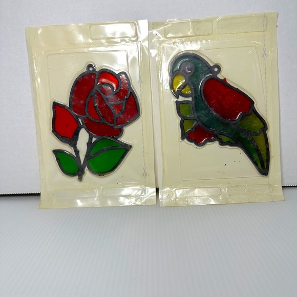 Vintage Stained Glass Style Suncatchers Plastic Rose, Parrot/Bird New In Package - Picture 1 of 7
